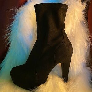 •Wild Diva Lounge Black Platform Heel•